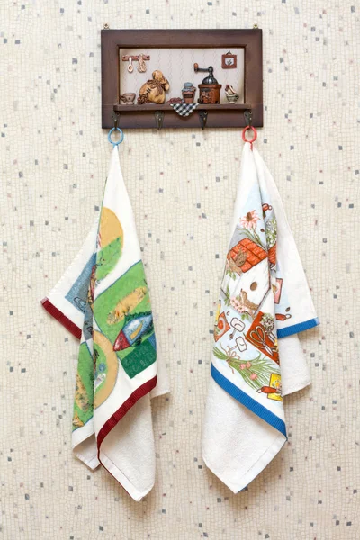 Посудомоечные полотенца висят на деревянной решетке — стоковое фото
