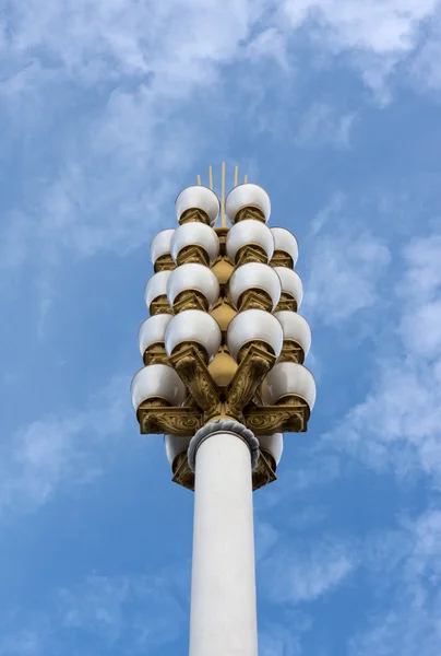 Pouliční lampy na pozadí oblohy — Stock fotografie