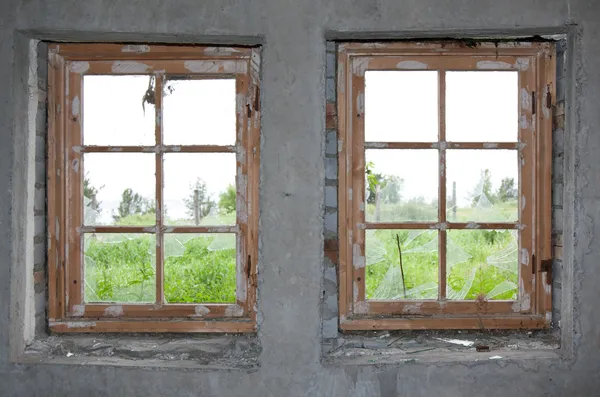 Два старых окна — стоковое фото