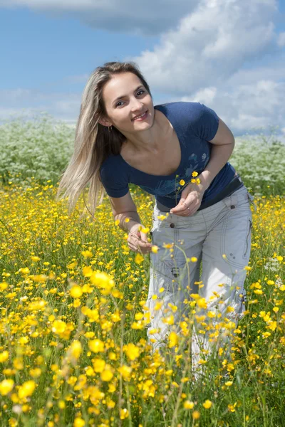 Mooi meisje in veld met bloem — Stockfoto