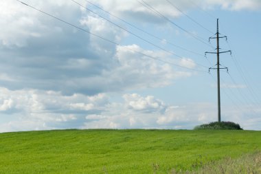 arka plan bulutlar üzerinde elektrik direkleri