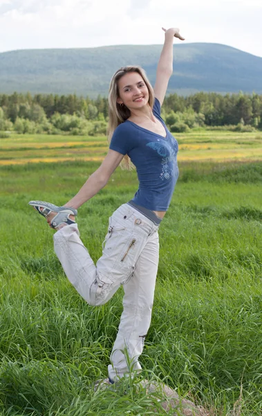 Krásná dívka stojí na jedné noze — Stock fotografie