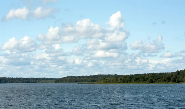 Landskap cumulous moln på sjön — Stockfoto