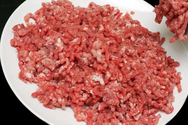 Carne picada de prato branco — Fotografia de Stock