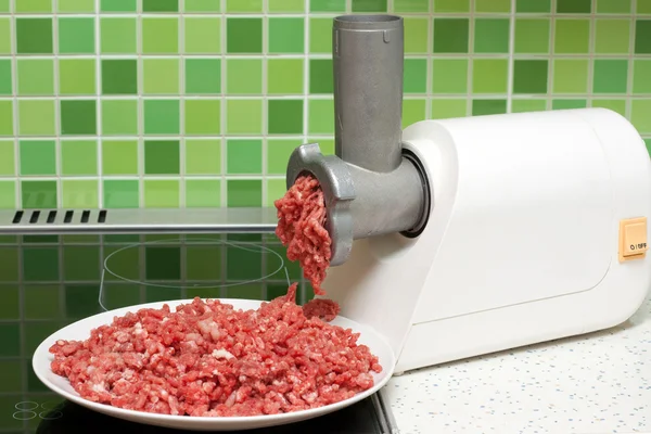 Moedor de carne na cozinha — Fotografia de Stock