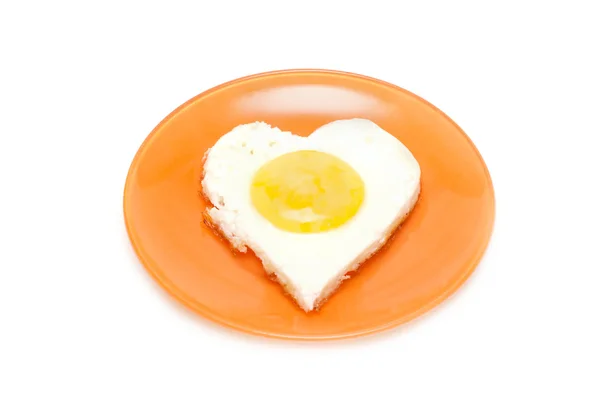Huevo frito en forma de corazón en plato —  Fotos de Stock