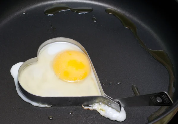 Demir formu kalp ürün sahanda yumurta — Stok fotoğraf