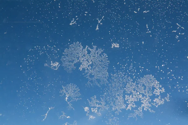 Снежинки на стекле — стоковое фото