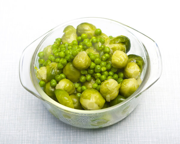 Чашка свежеиспечённого гороха, овощей
