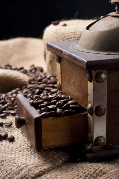 Koffie bonen en koffiemolen — Stockfoto