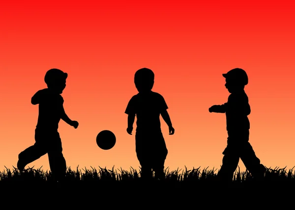 Τα παιδιά που παίζουν μπάλα σε γκρα στο ηλιοβασίλεμα — Φωτογραφία Αρχείου