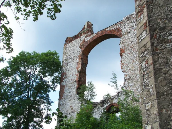 Velho castelo arruinado — Fotografia de Stock