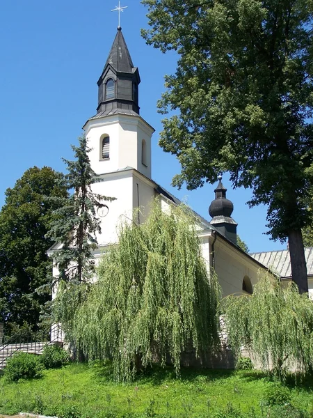 Iglesia en la colina en verano —  Fotos de Stock