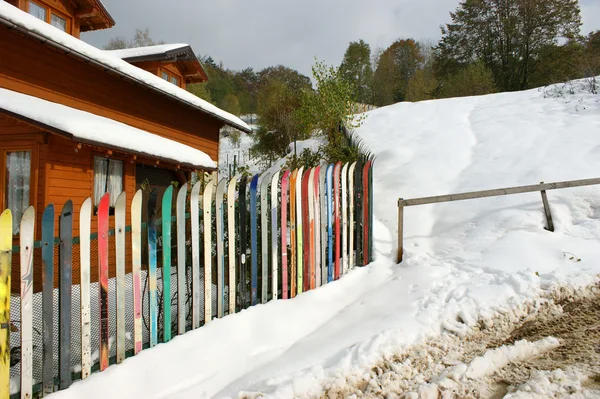 Забор и лыжи — стоковое фото