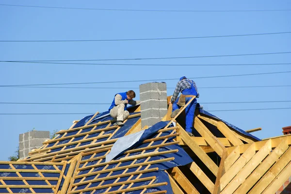Homens no telhado — Fotografia de Stock