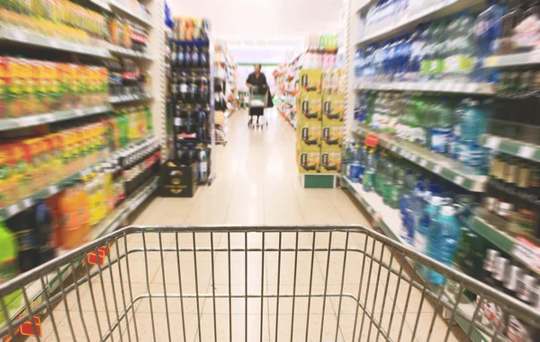 Winkelen in de supermarkt — Stockfoto