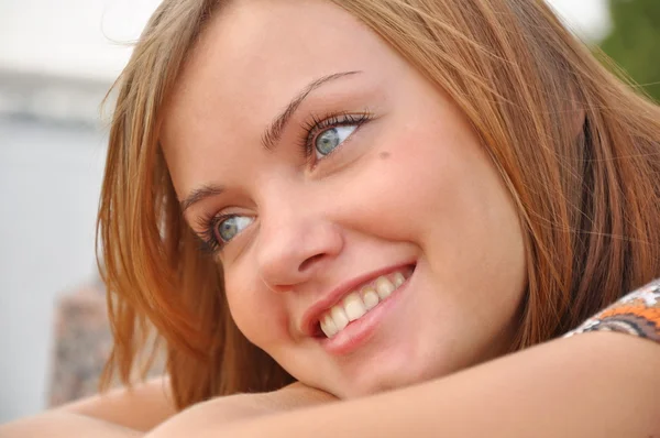 Jovem mulher sorridente bonita — Fotografia de Stock