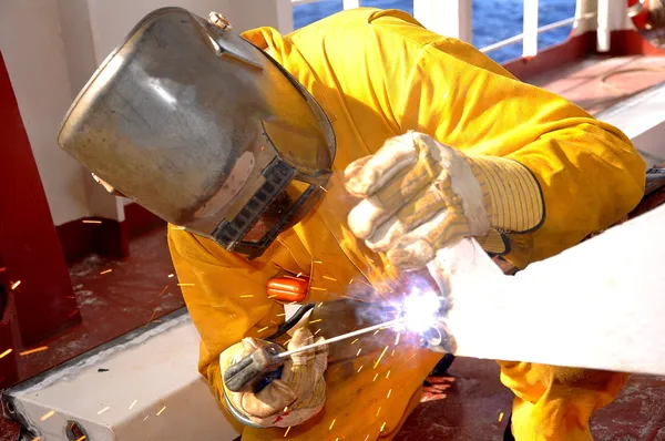 Trabajos de soldador en cubierta de tanke químico — Foto de Stock