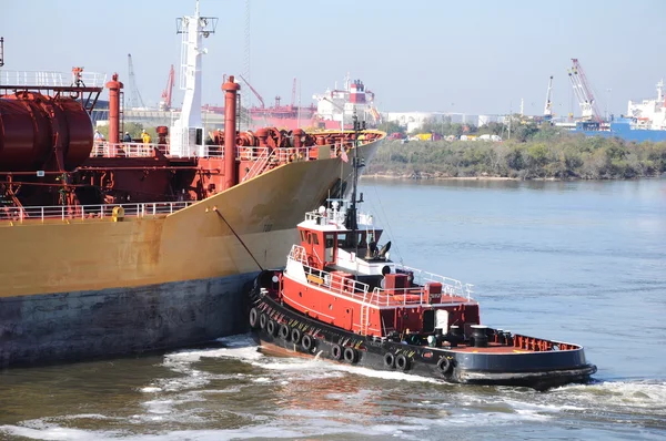 Vegyianyag-szállító tartályhajó belépett a port — Stock Fotó