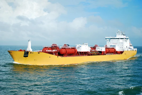 Химический танкер в море — стоковое фото