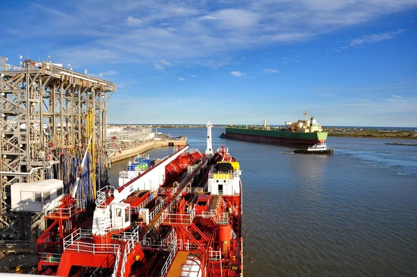 Завантаження хімічного танкера в порту — стокове фото