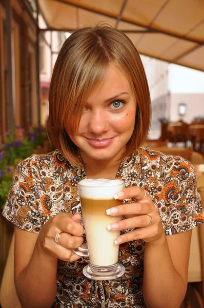 Young woman drinks kappuchino — Stock Photo, Image