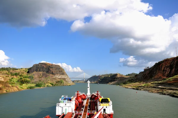 Химический танкер в Панамском канале — стоковое фото