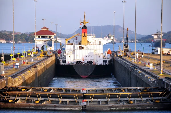 Химический танкер в Панамском канале — стоковое фото