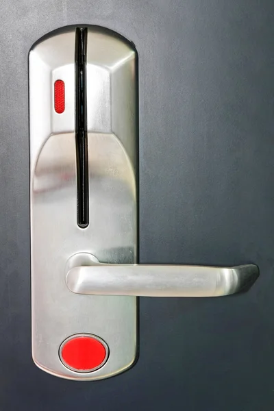 Красная запертая дверь — стоковое фото