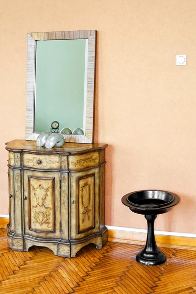 Gabinete y espejo — Foto de Stock