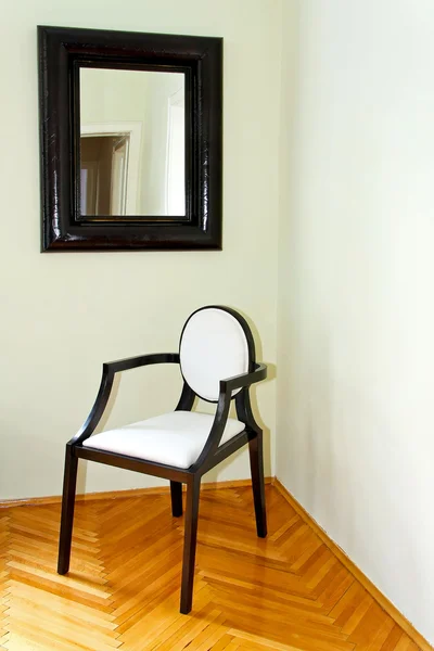 Stuhl und Spiegel — Stockfoto