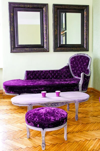 Пурпурная мебель — стоковое фото