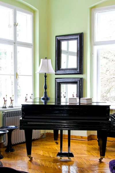 黑色钢琴 — 图库照片