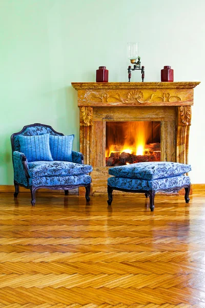 Niebieski fotel kominek — Zdjęcie stockowe