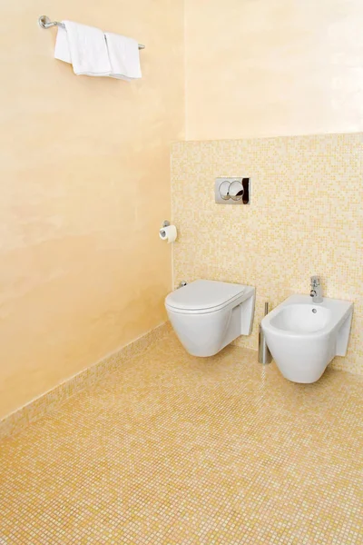 Бежевый туалет — стоковое фото