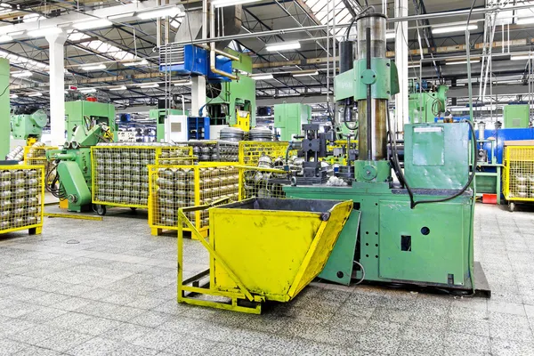 Metallproduktion schwere Maschinen und Fabrikinnenraum — Stockfoto
