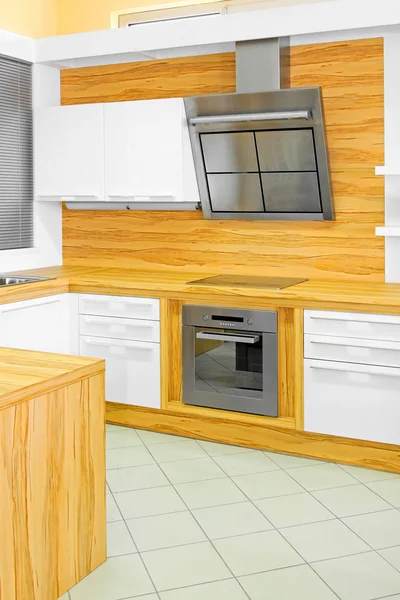 Cozinha de madeira moderna — Fotografia de Stock