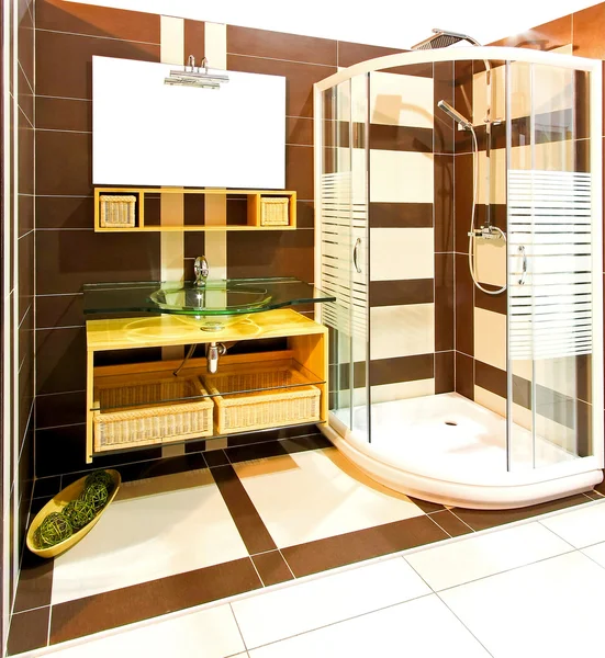 Bruin badkamer met douche — Stockfoto