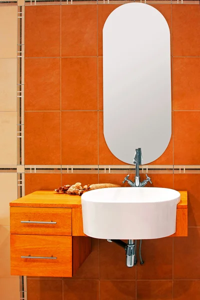 オレンジ色のトイレ — ストック写真