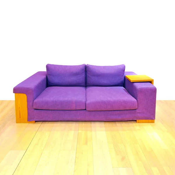 Duża sofa fioletowy — Zdjęcie stockowe