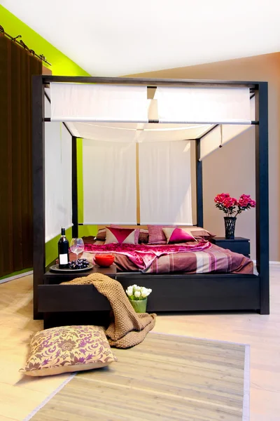 Спальня с балдахином — стоковое фото
