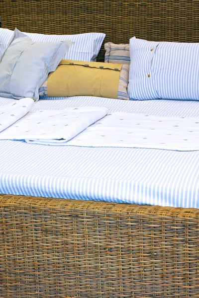 Ротанговая кровать — стоковое фото
