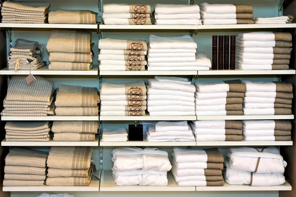 Prateleira de toalhas — Fotografia de Stock
