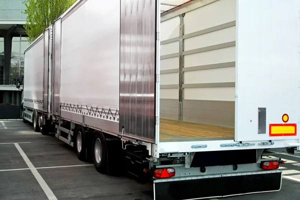 Lastbil och släpvagn — Stockfoto