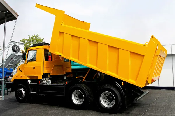Sarı damperli kamyon — Stok fotoğraf