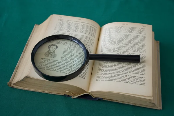 Eski kitap ve Büyüteç camı — Stok fotoğraf