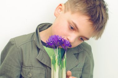 Mavi iris çiçekler çocuk