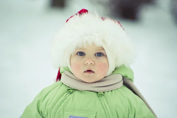 Lille jente om vinteren – stockfoto