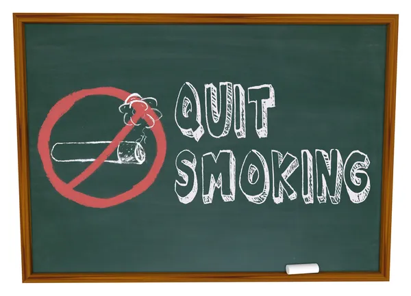 Бросить курить - Сигарета на доске — стоковое фото