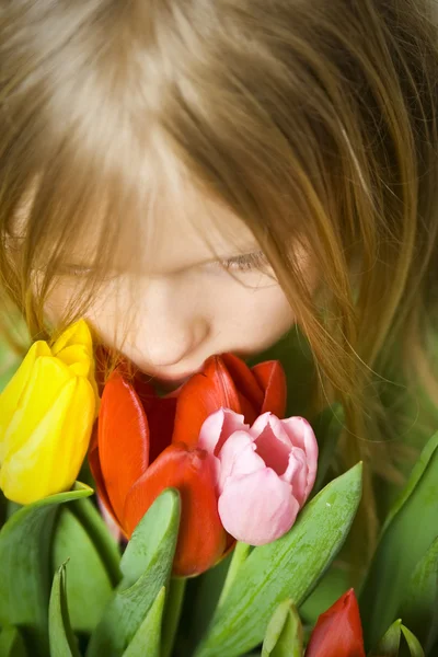 Dívka a tulipány — Stock fotografie